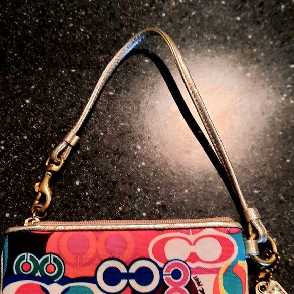 Excellent Condition Coach Signature Poppy Wristlet - Picture 3 of 6
